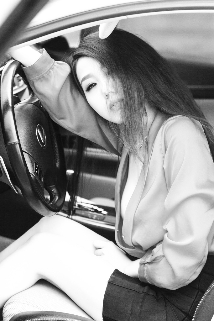 美女露出粉粉嫩嫩的尿口